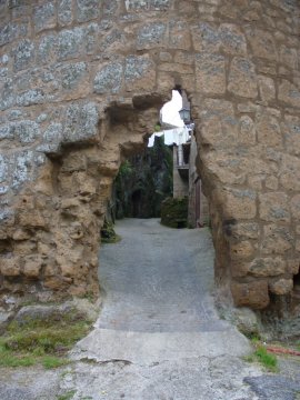Varco nelle mura del castello
nel borgo antico di Castel Sant’Elia
(28289 bytes)